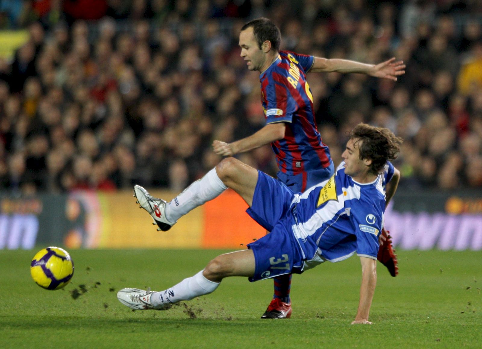 Raúl Baena, en otra acción del partido que le enfrentó al Barça en el Nou Camp.