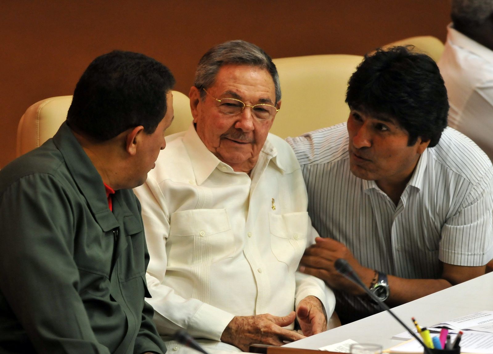 Los presidentes de Cuba, Raúl Castro (d); de Venezuela, Hugo Chávez (i); y de Bolivia, Evo Morales (d)