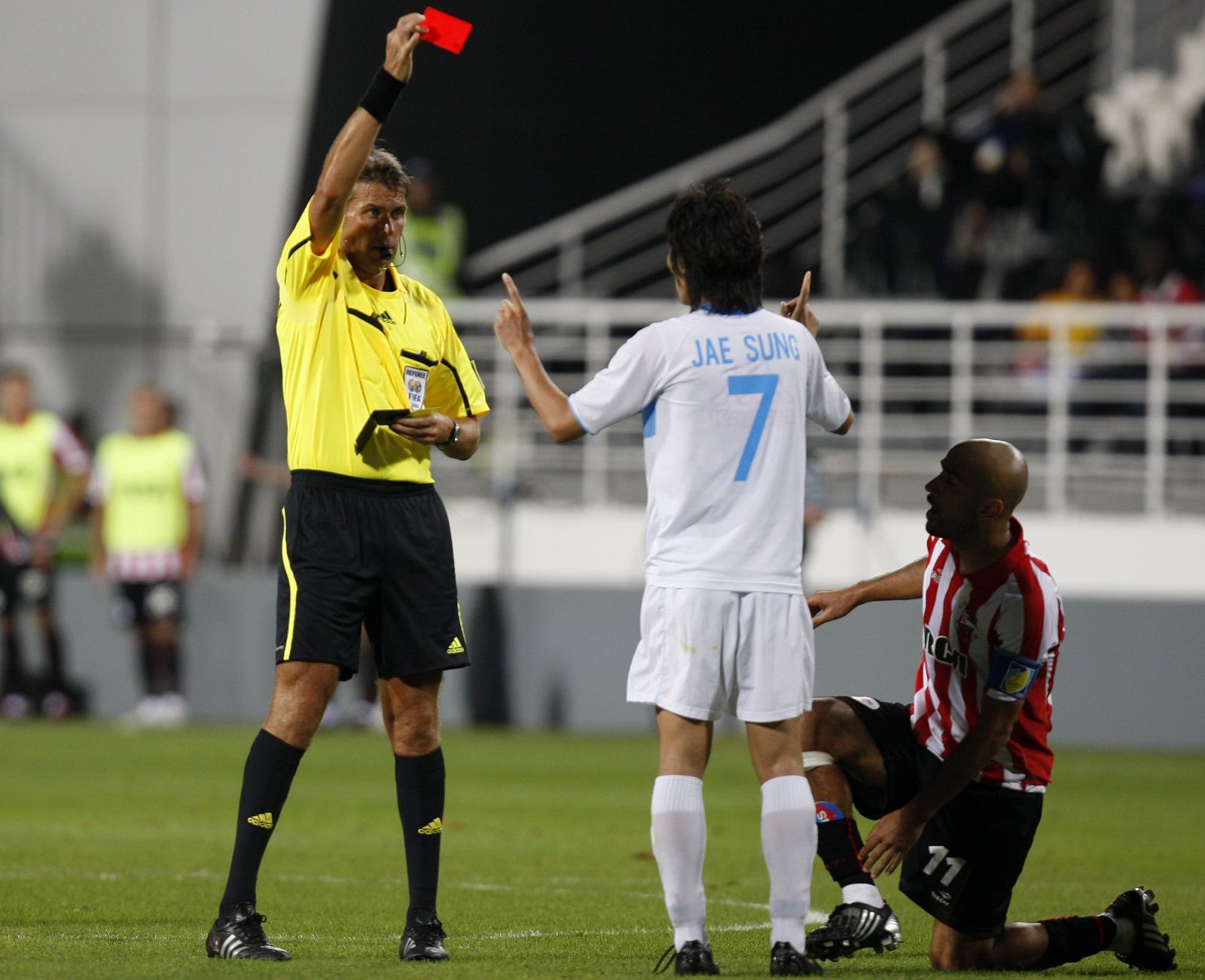 El árbitro italiano Rosetti mostrando una de las tres tarjetas rojas a los coreanos