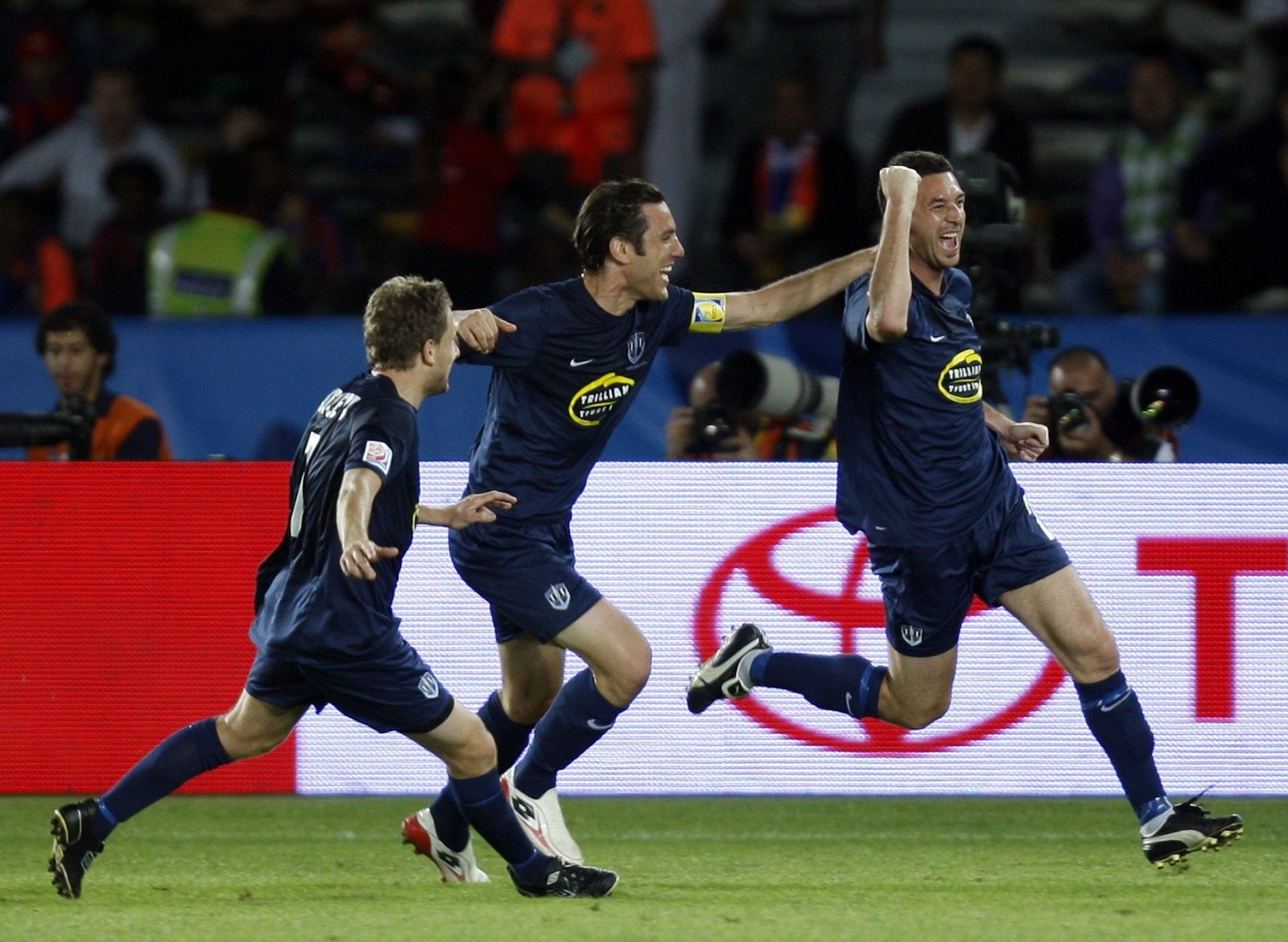 Los jugadores del Auckland City celebran el gol de la victoria