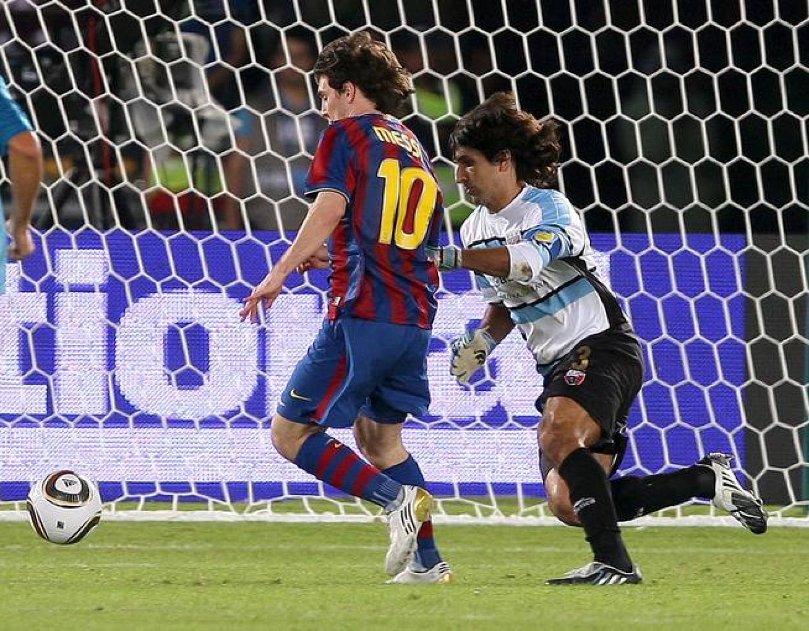 El argentino Leo Messi, del FC Barcelona marca un gol Atlante FC durante la semifinal del Mundial de Clubes.