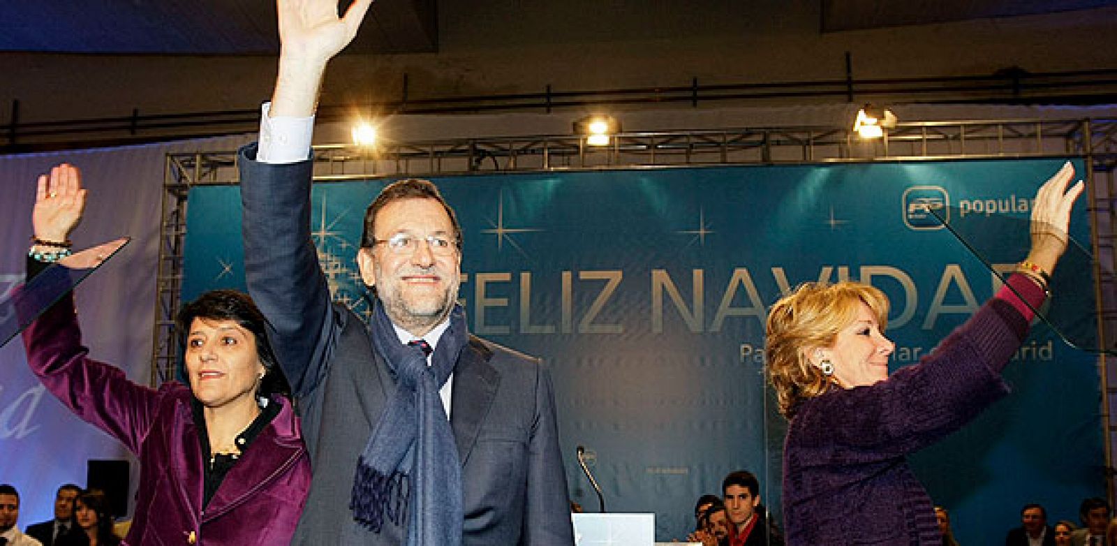 El presidente del PP, Mariano Rajoy; la presidenta de la Comunidad de Madrid, Esperanza Aguirre (d) y la alcaldesa de Algete, Inmaculada Juárez (i) saludan a los asistentes a la tradicional cena de Navidad.