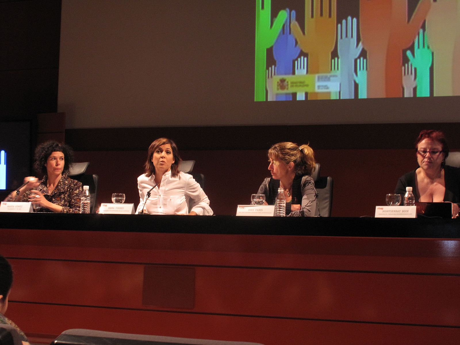 Marta Gómez (RNE), Mara Torres (TVE), Inés París (CIMA) y Montserrat Boix (TVE), durante la mesa redonda en la que han intervido.