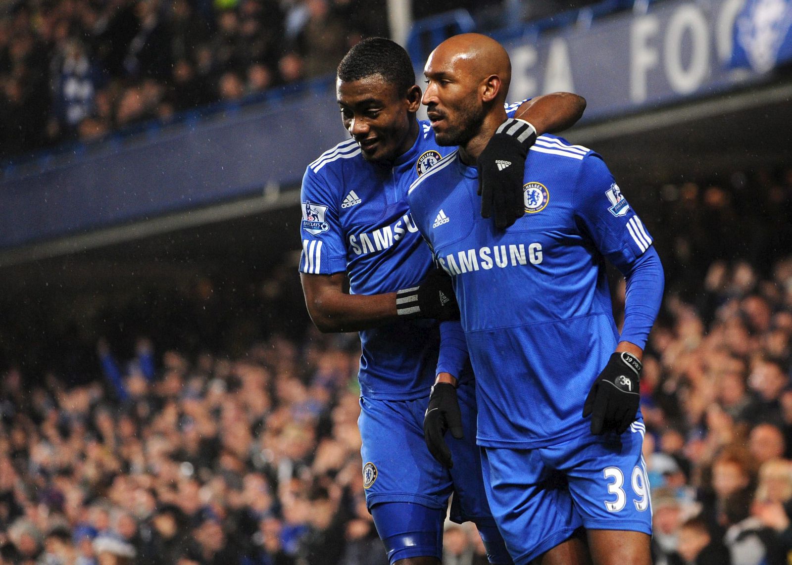 El delantero francés del Chelsea Nicolas Anelka celebra su gol contra el Portsmouth con su compañero Soloman Kalou.