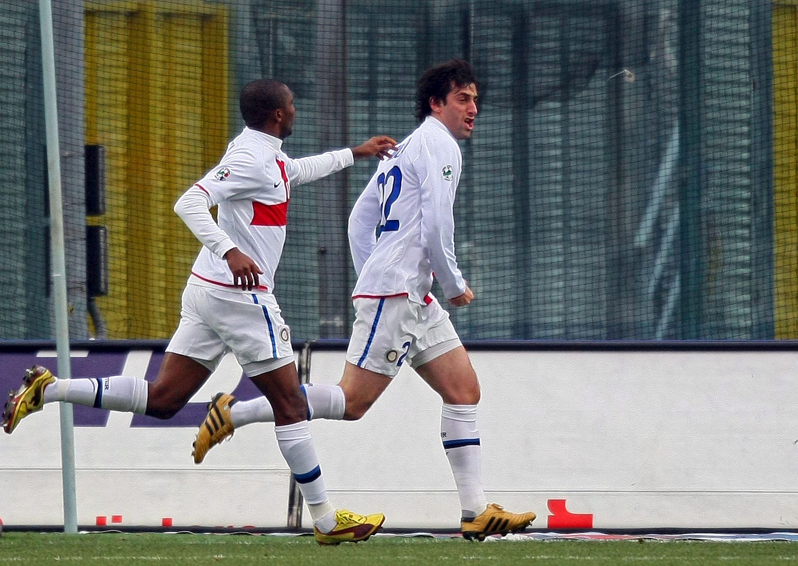 El Inter sigue líder destacado en Italia. En la imagen, Eto'o y Milito celebran un gol.