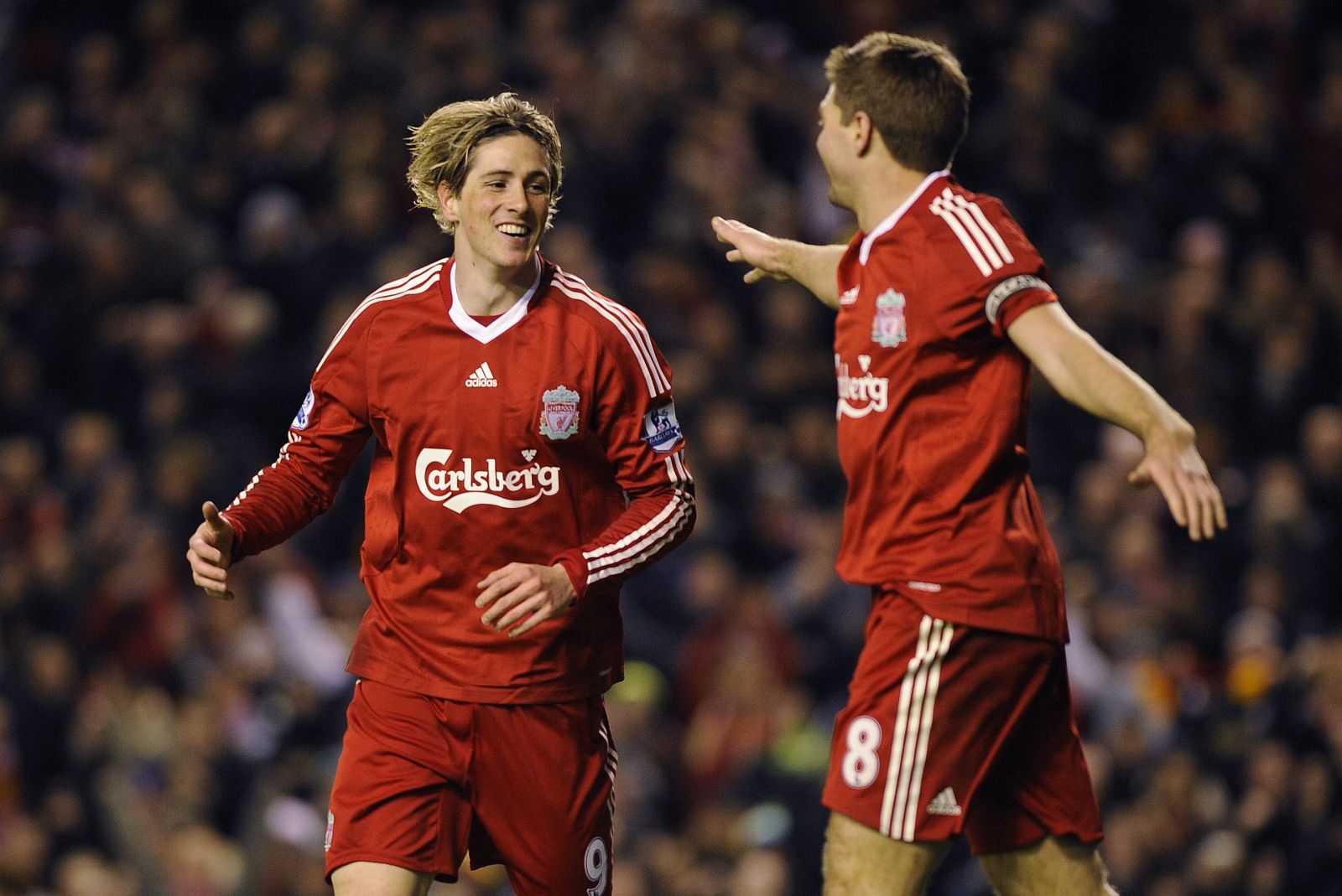 Fernando Torres celebra con su compañero Steven Gerrard su tanto ante el Wigan.