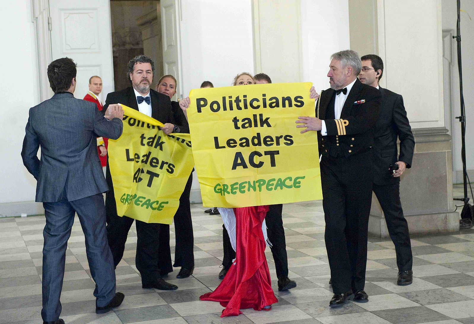 El director de Greenpeace España despliega una pancarta en la cumbre de Copenhague