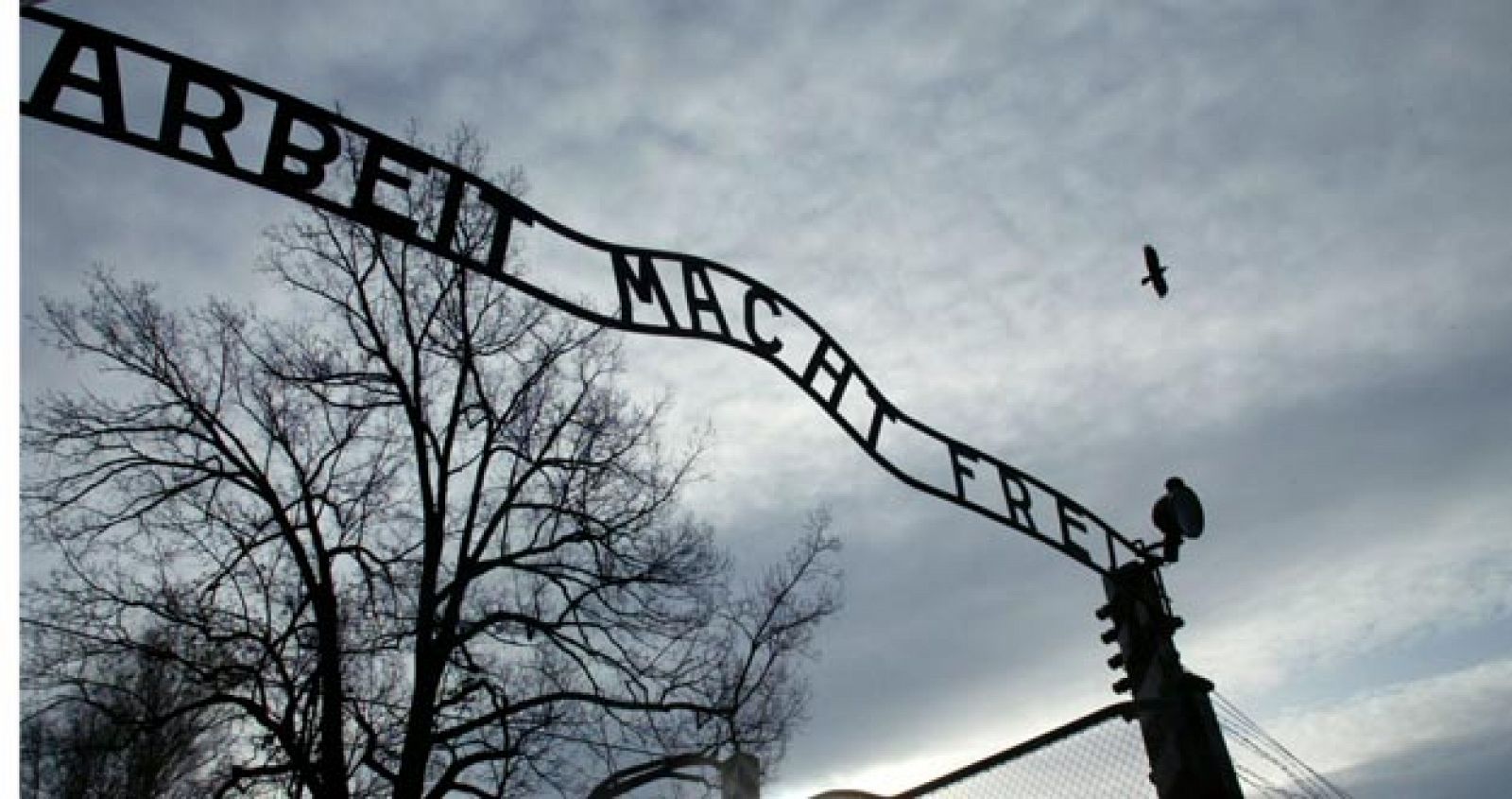Imagen de la placa que preside la entrada del campo de concentración de Auschwitz