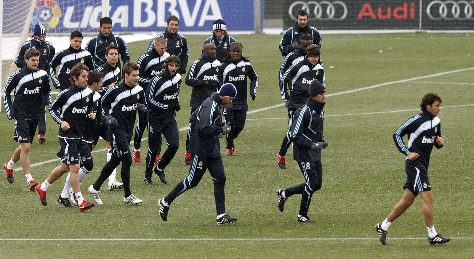 Los jugadores del Real Madrid encabezados por su capitán, Raúl, durante el entrenamiento de cara al partido de liga frente al Zaragoza.