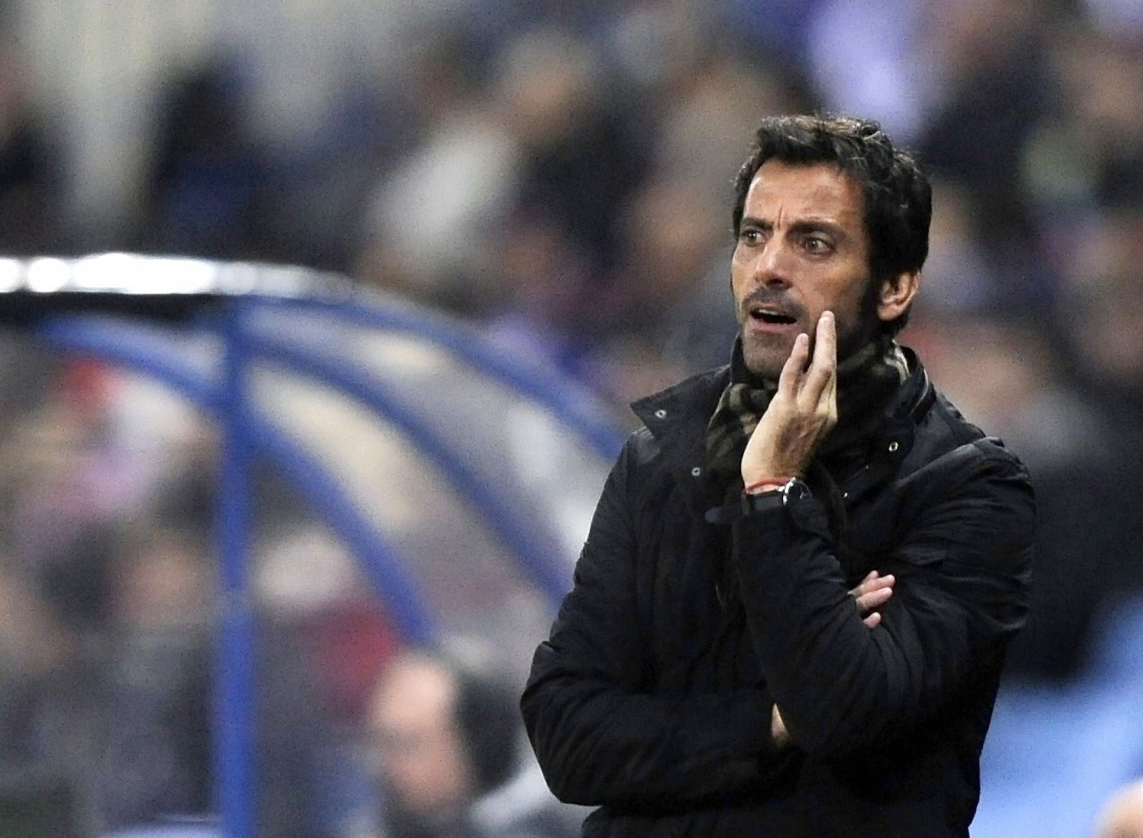 Quique Sánchez Flores grita instrucciones a sus jugadores durante un partido de Champions League.