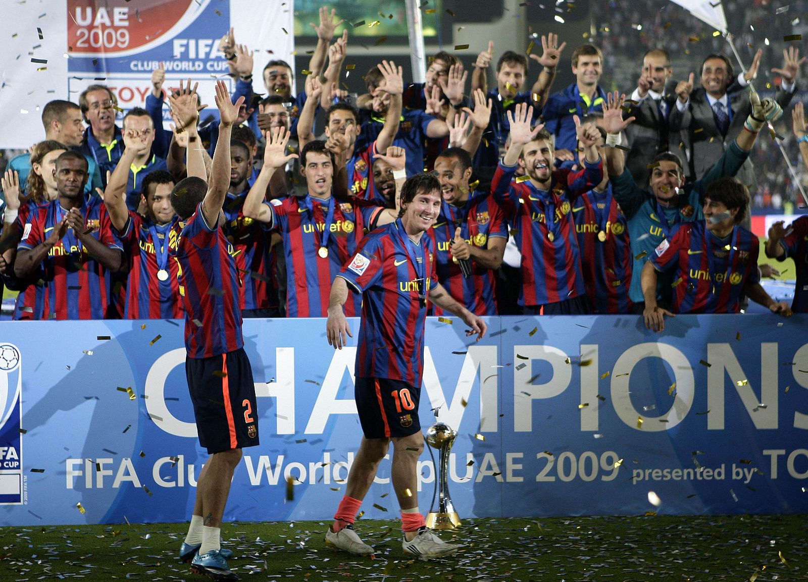 Los jugadores del Barça celebran el título conseguido en Abu Dabi, con Messi, elegido mejor jugador del torneo, en primer plano