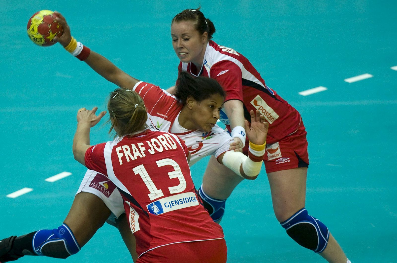 La española Marta Mangue trata de anotar un tanto frente a las noruegas Marit Frafjord y Karoline Breivang durante el partido por el tercer puesto en el Mundial de balonmano femenino.