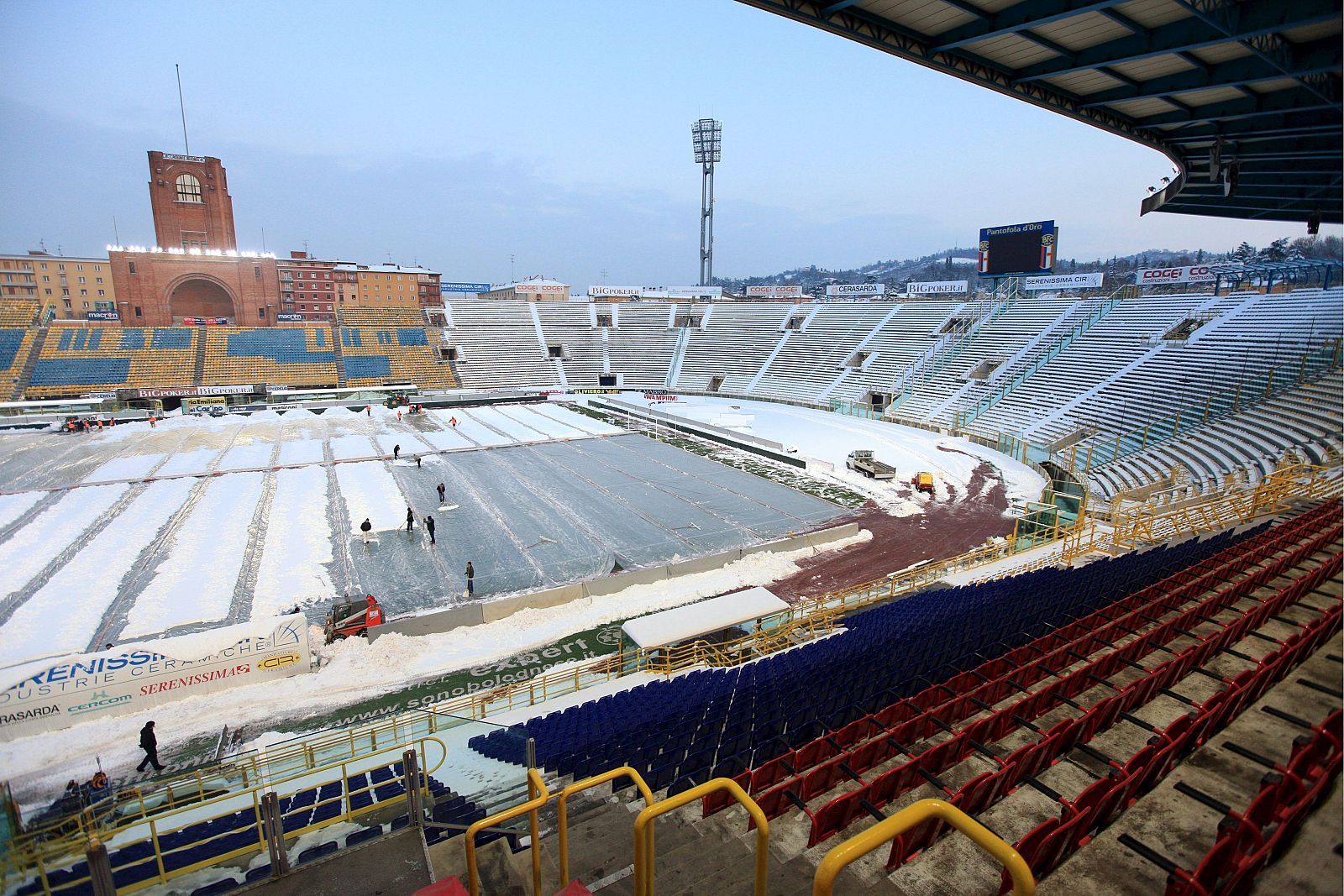 El estadio Renato Dall'Ara del Bolonia cubierto de una gran capa de nieve.