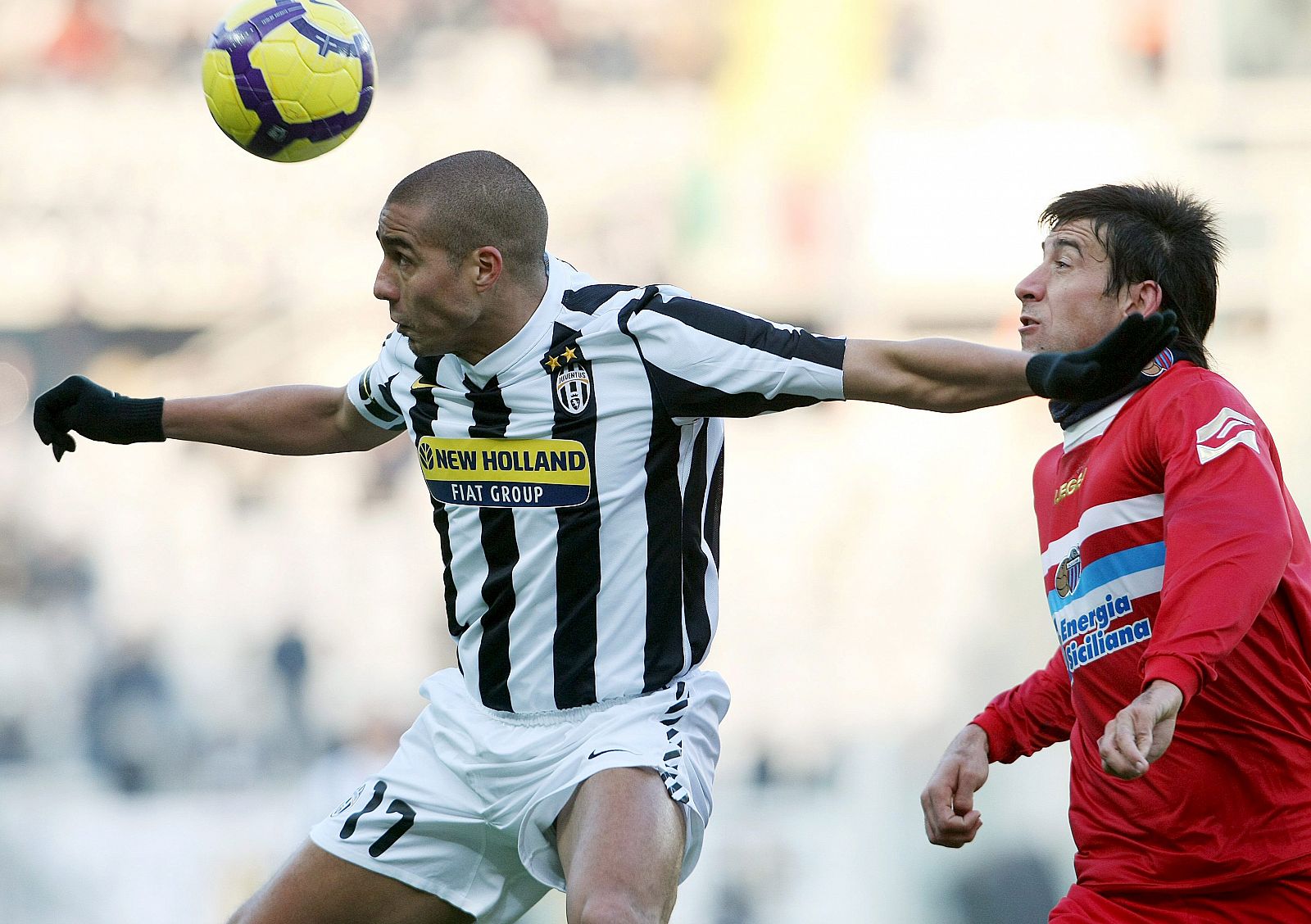 Trezeguet lucha por la posesión del balón con el argentino Solli, del Catania.