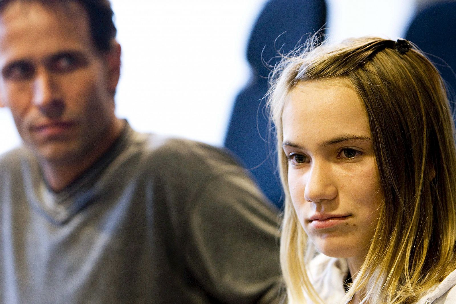 Laura Dekker, junto a su padre, en el tribunal de Utrecht, (Holanda).