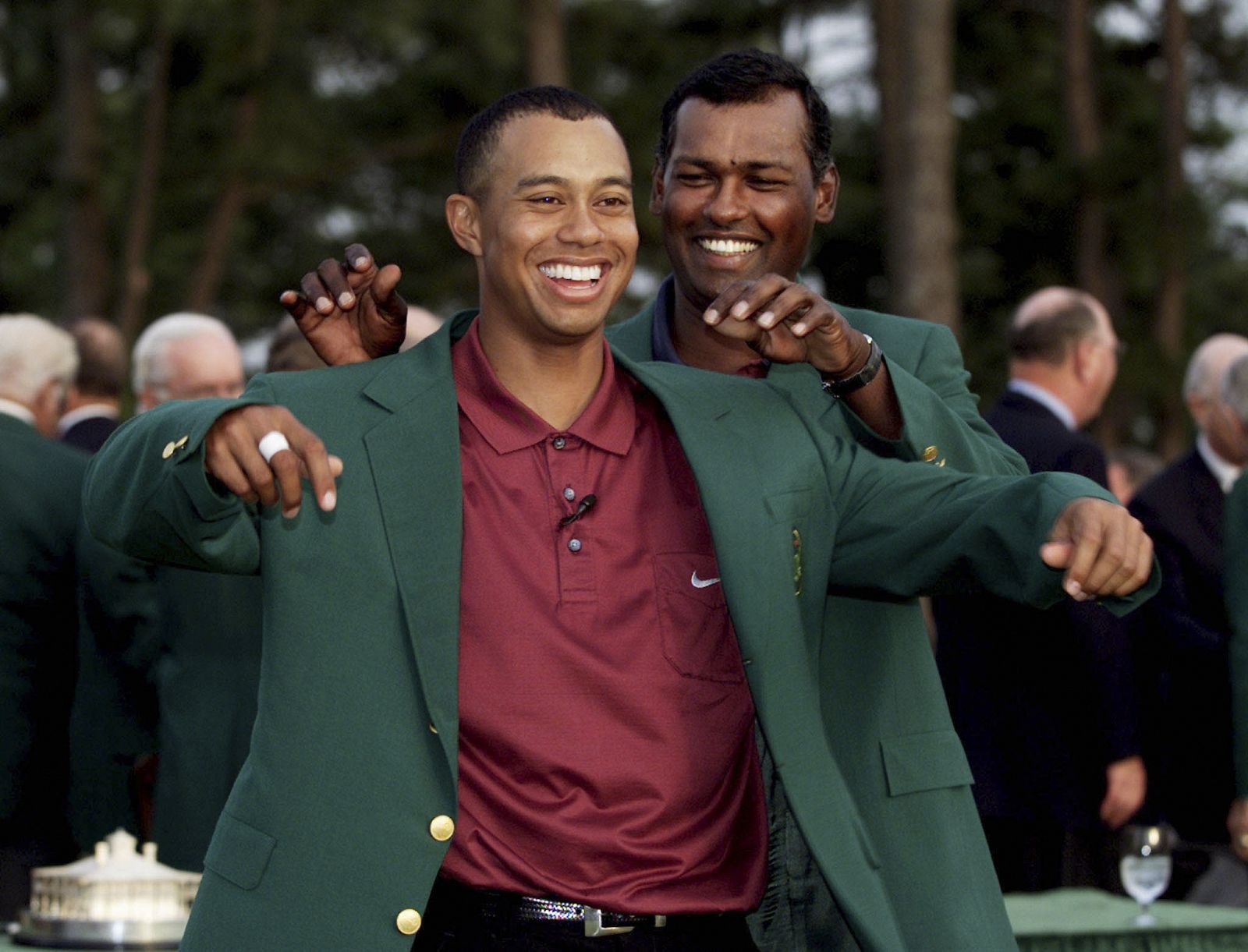 Tiger Woods ha sido el golfista más destacado de la década. En la imagen, recibe la chaqueta verde de campeón del Masters de Augusta en abril de 2001.