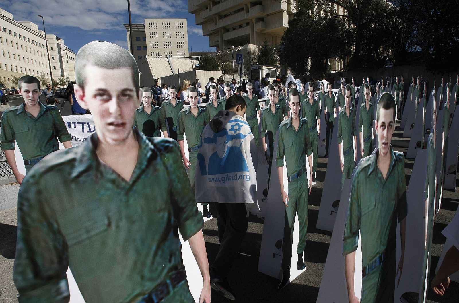 Decenas de reproducciones a tamaño real en cartón del soldado Gilad Shalit se han adueñado del centro de Israel en señal de protesta por su secuestro.