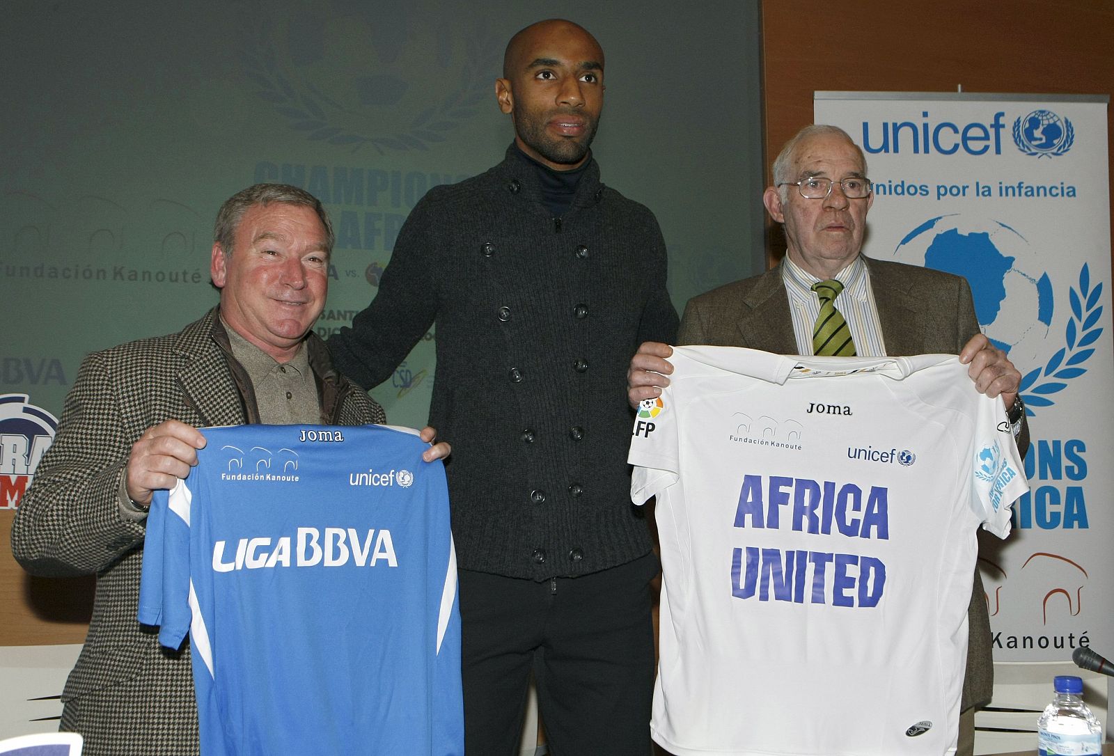 Kanouté posa con Javier Clemente (i) y Luis Aragonés (d) en la presentación del partido.