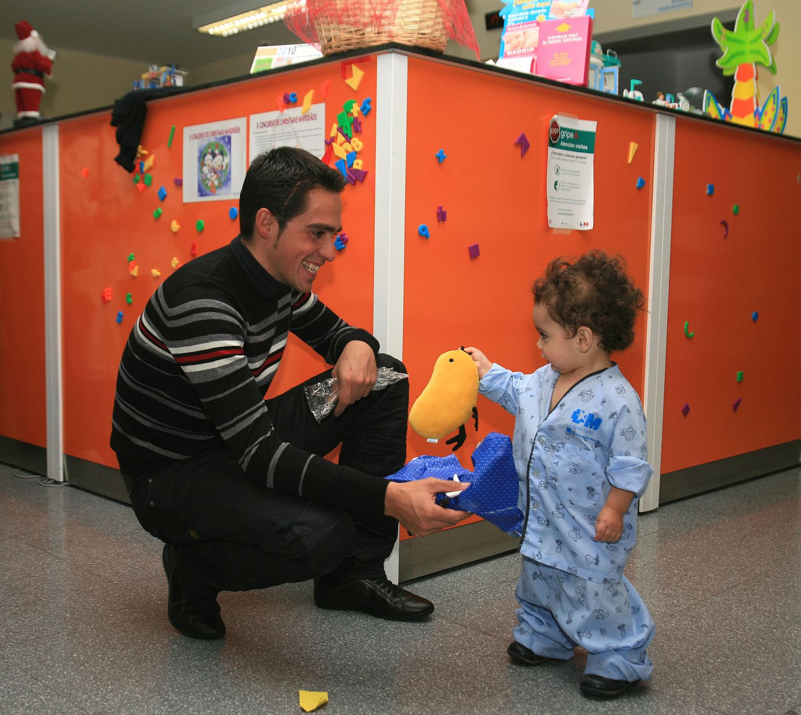 Alberto Contador, con una niña del Hospital de Arganda.