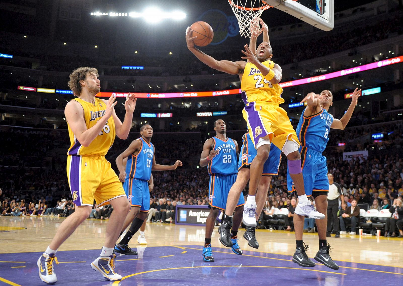 El jugador de Los Ángeles Lakers Kobe Bryant salta junto a su compañero de equipo Pau Gasol durante el partido de la NBA disputado contra los Oklahoma City Thunder.