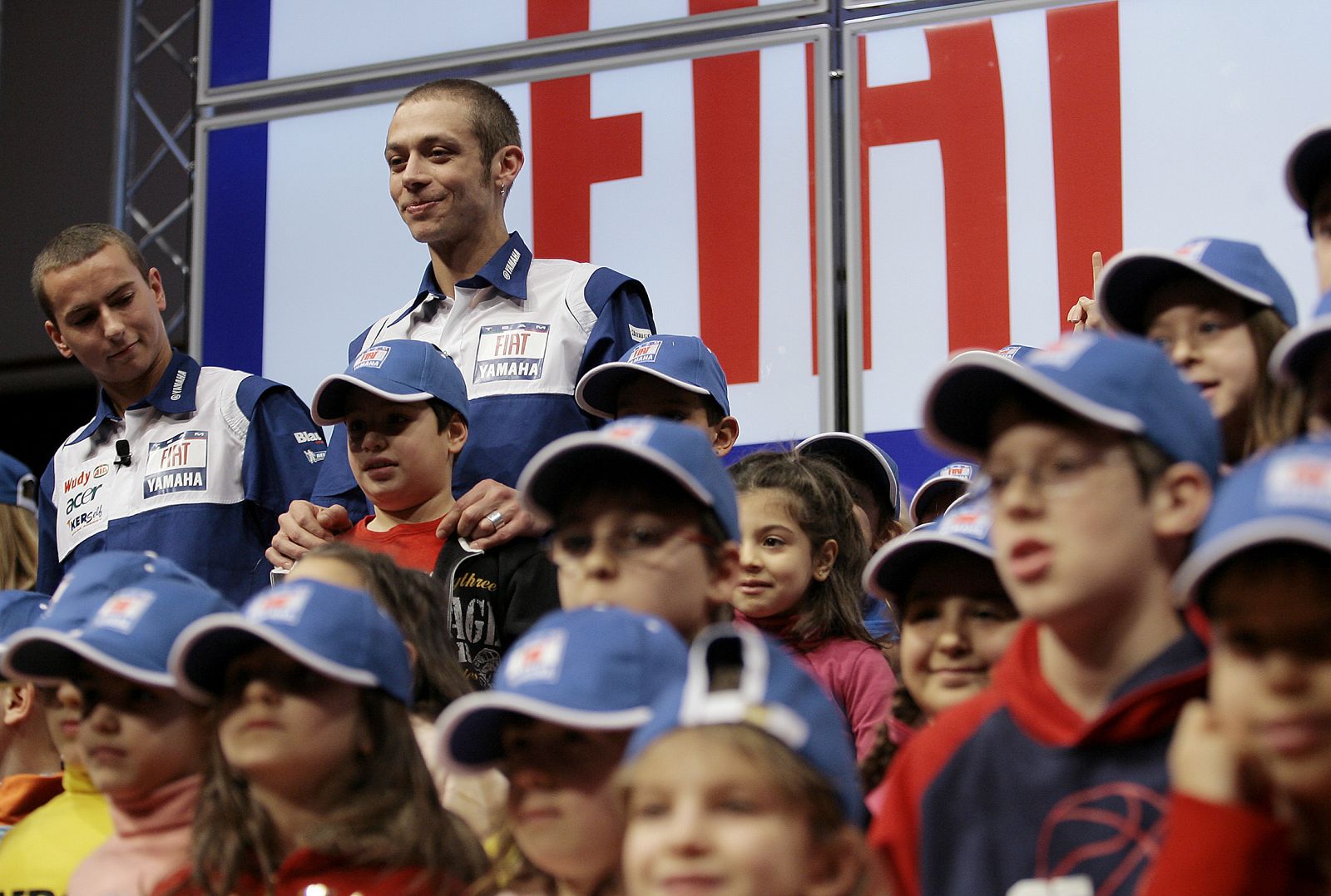 Valentino Rossi rodeado de niños en un acto de Fiat en Turín.