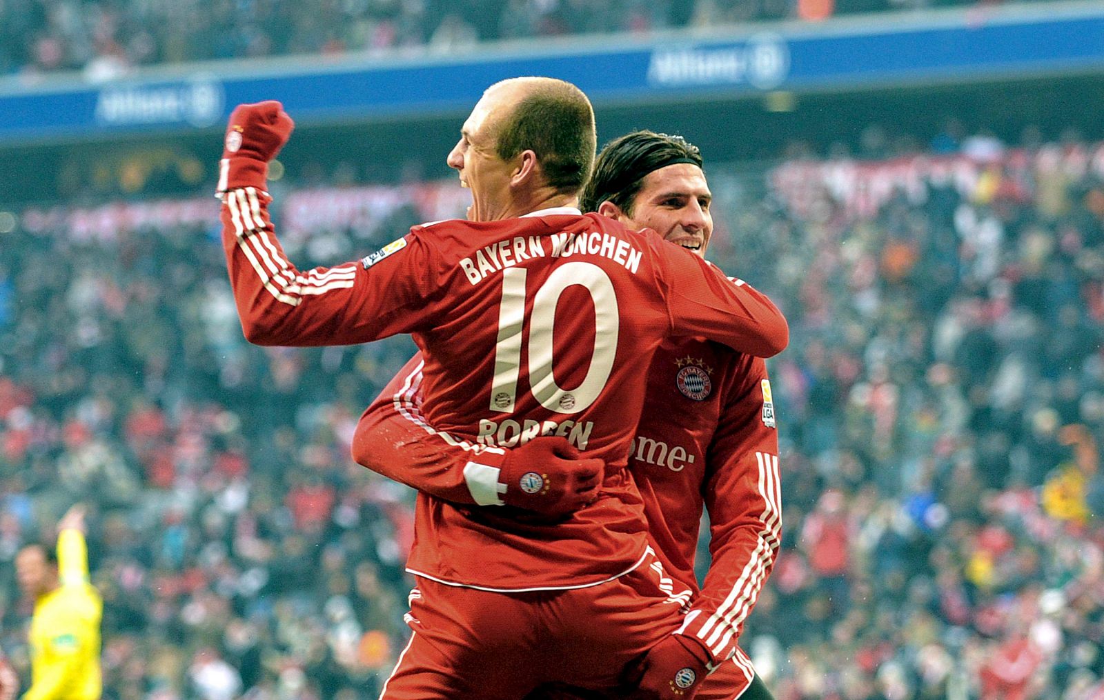 Arjen Robben celebra el gol marcado al Hertha de Berlín con su compañero Mario Gómez.