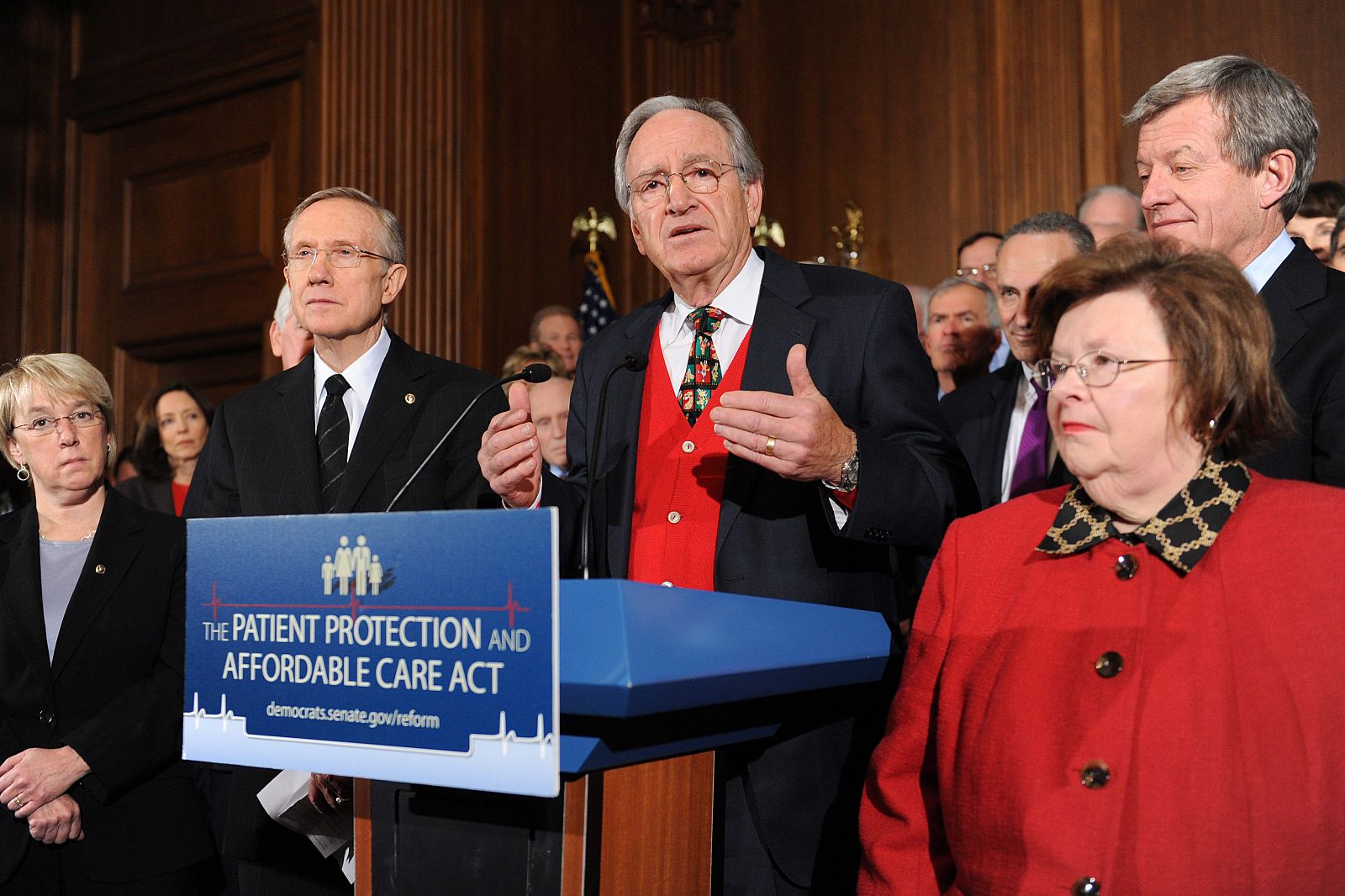 El senador demócrata Tom Harkin (d), de Iowa, el líder de la mayoría en el Congreso Harry Reid (i) y demás colegas de partido en el Capitolio