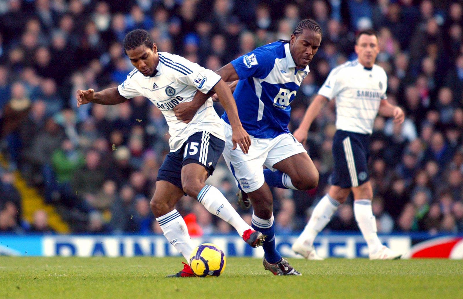 Florent Malouda (i) del Chelsea lucha por el balón con Cameron Jerome (d) del Birmingham