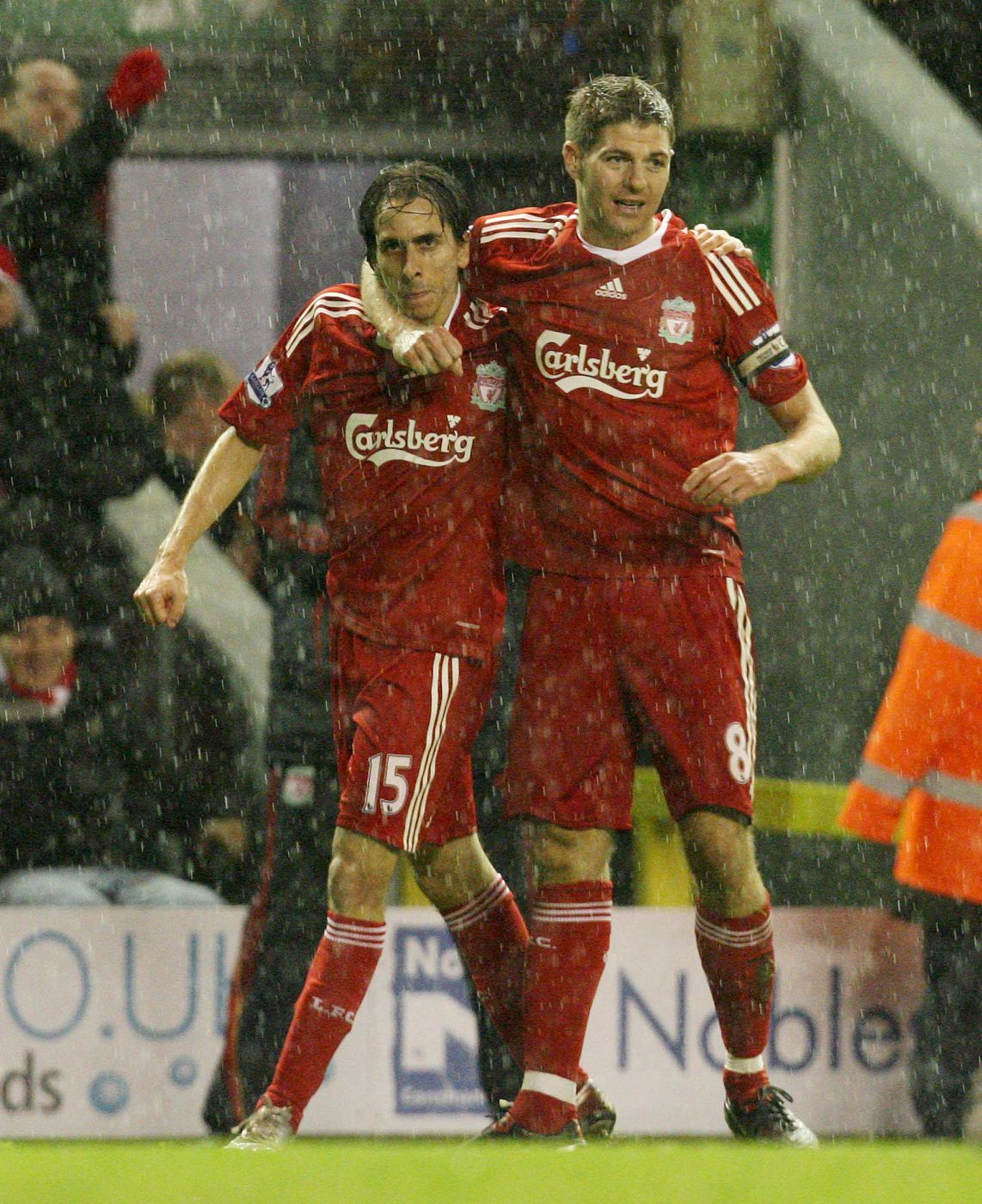 Gerrard celebra su gol con Benayoun, autor posteriormente del segundo.