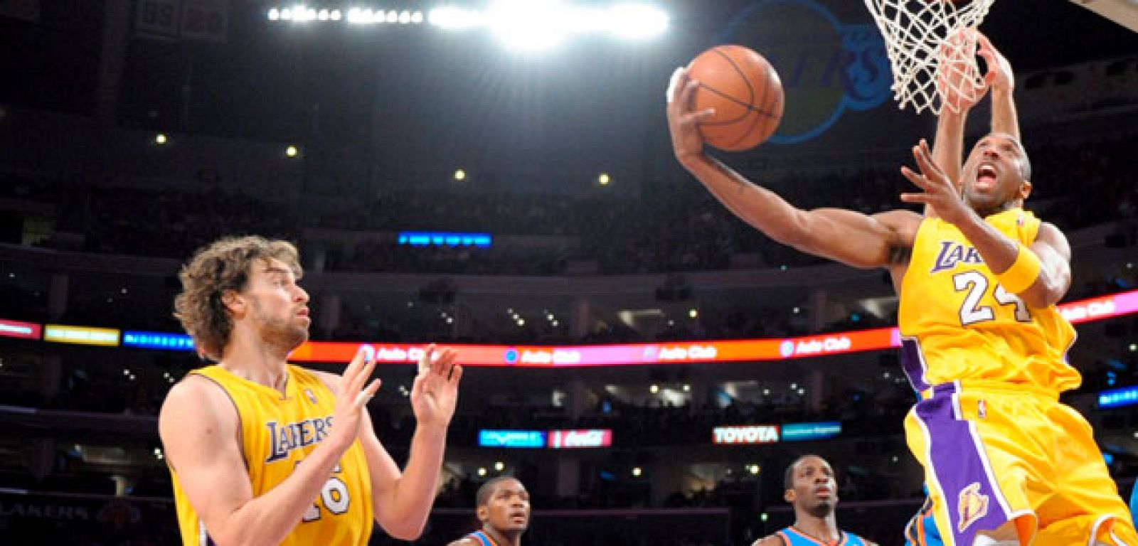 Gasol y Bryant son imprescindibles en la victoria de los Lakers a domicilio.