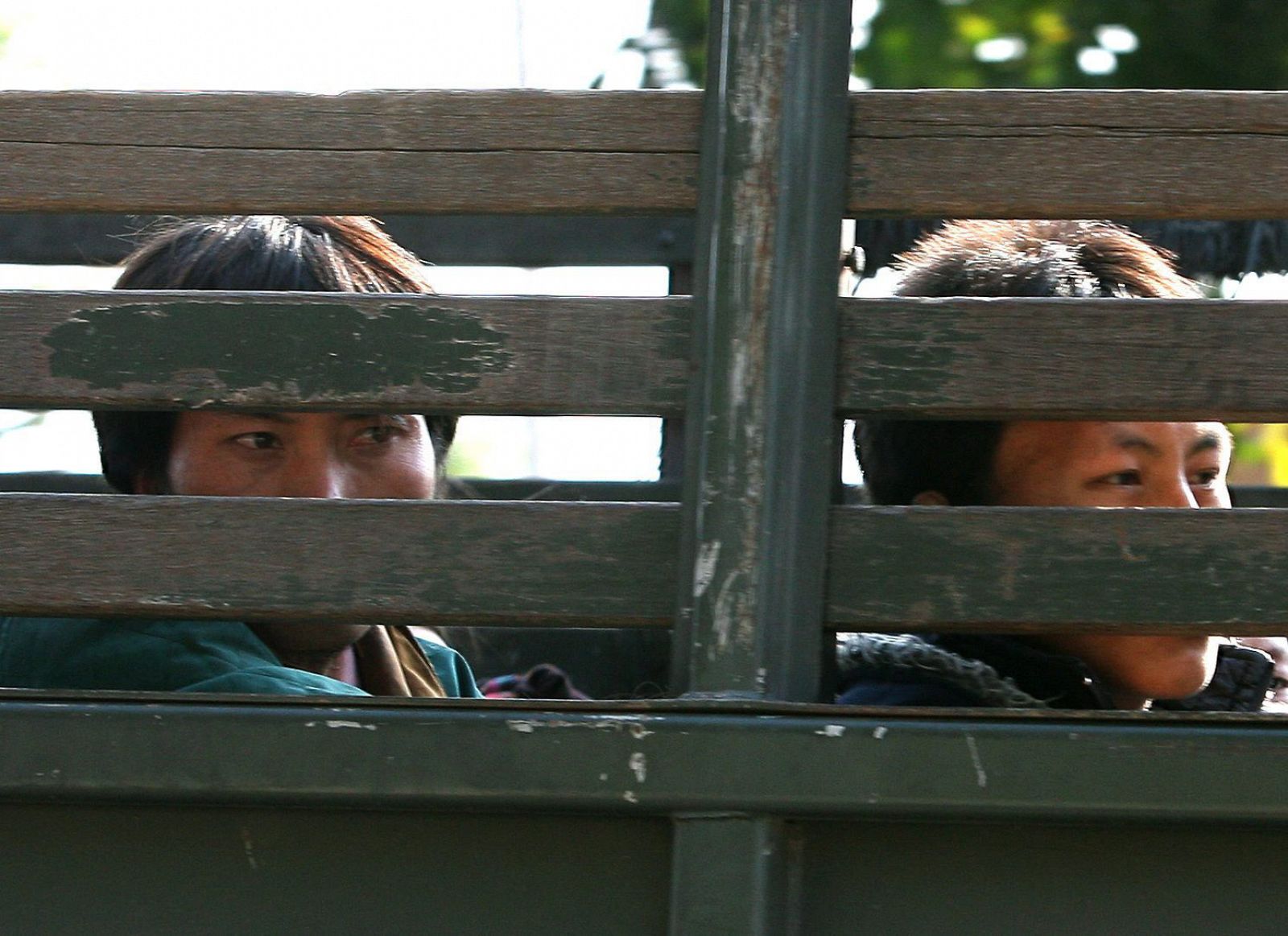 Los refuguados han comenzado a ser sacados del campo de Huay Nam Khao en camiones militares.