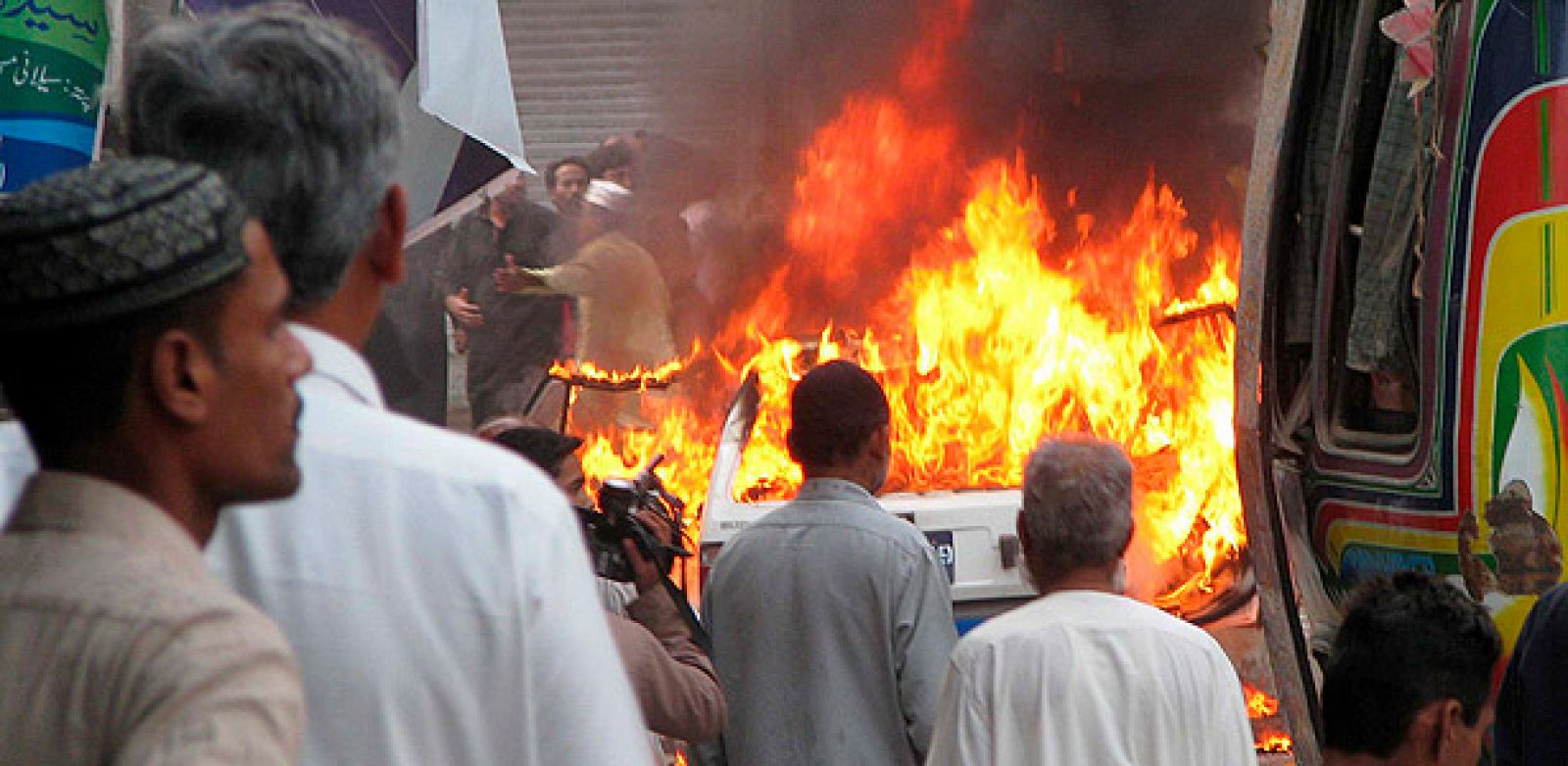 Vista general del lugar donde se produjo el ataque bomba en Karachi, Pakistán, el lunes 28 de diciembre de 2009.