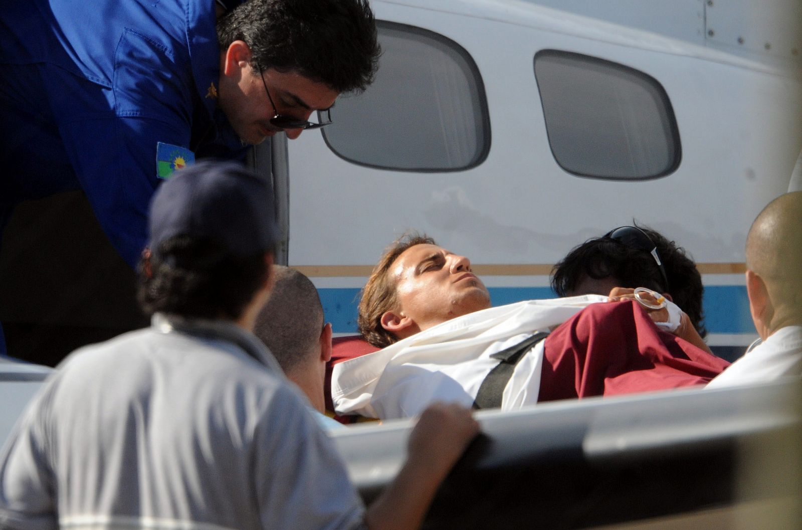 Diego Buonanotte es bajado en una camilla de un avión después de sufrir el accidente.