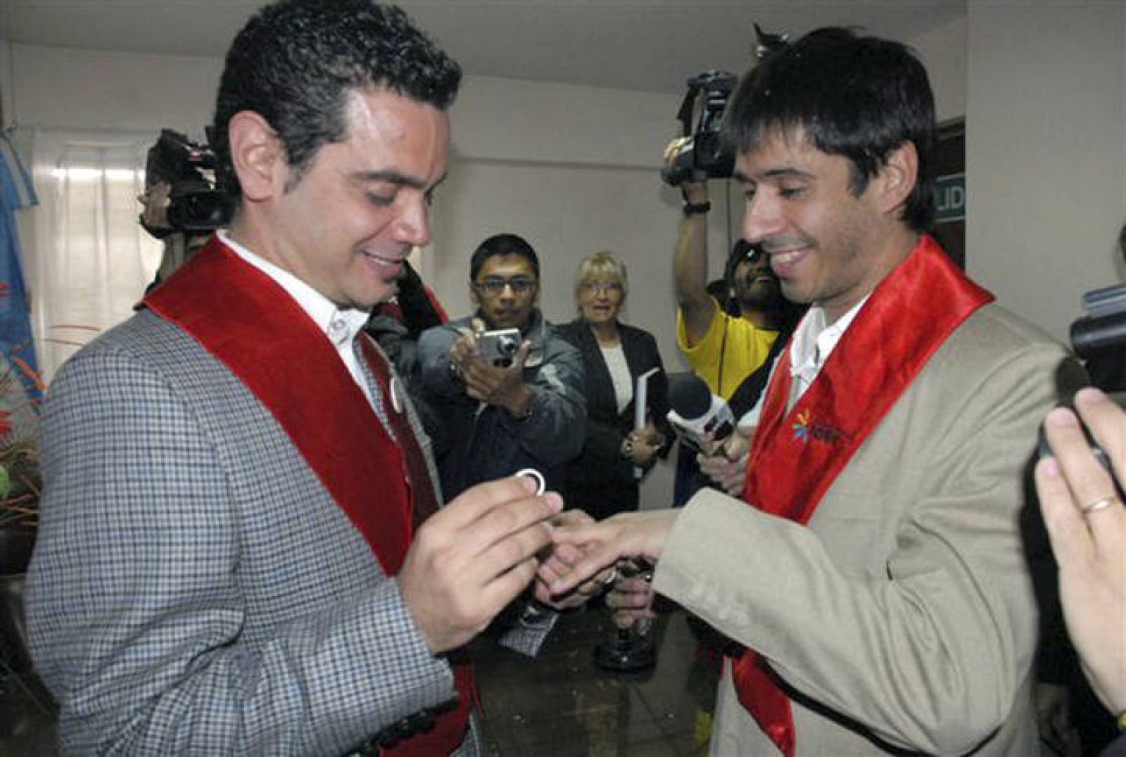 El primer matrimonio homosexual de Latinoamérica se celebra en Argentina - RTVE.es