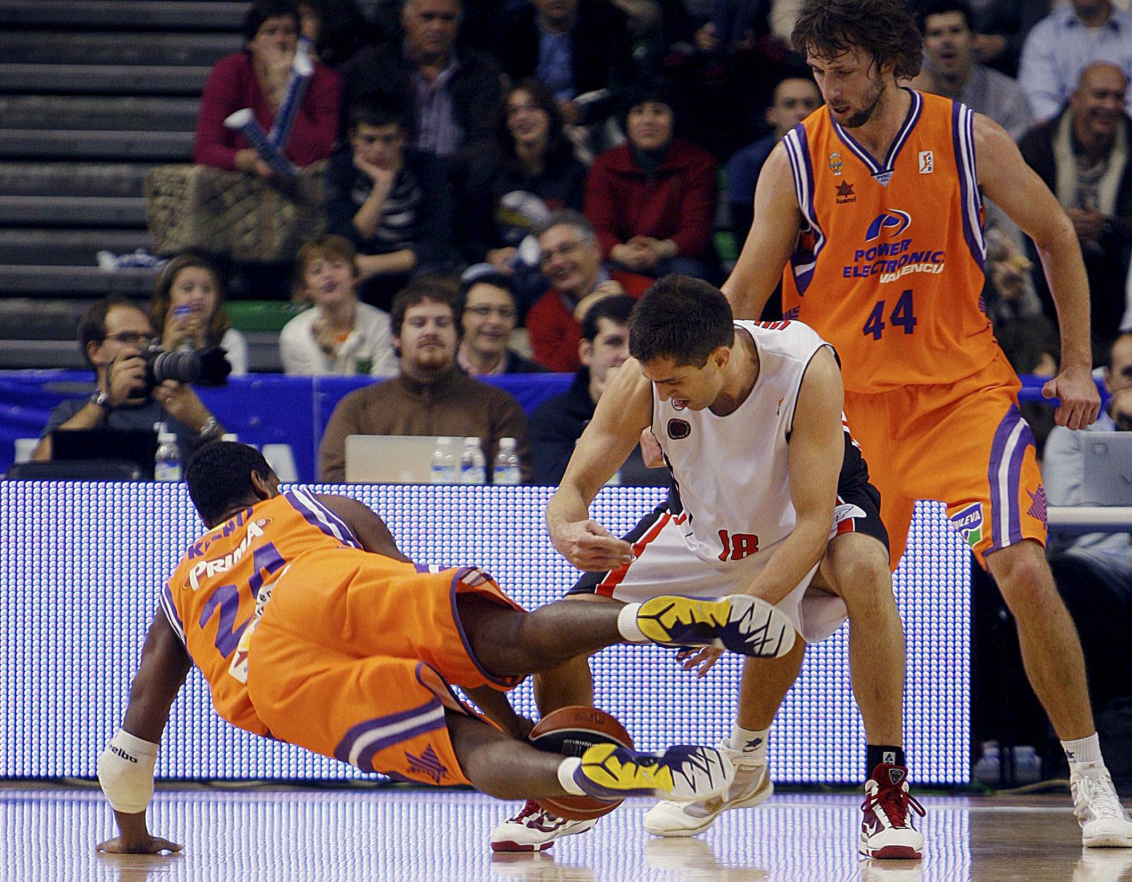 El escolta del Power Electronic Valencia, Kelati, lucha por el balón con el base del Murcia Vujanic.