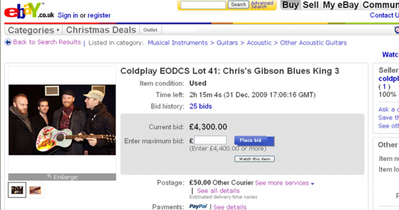 Los miembros de Coldplay con una de las guitarras que subastan en eBay para recaudar fondos para una ONG.