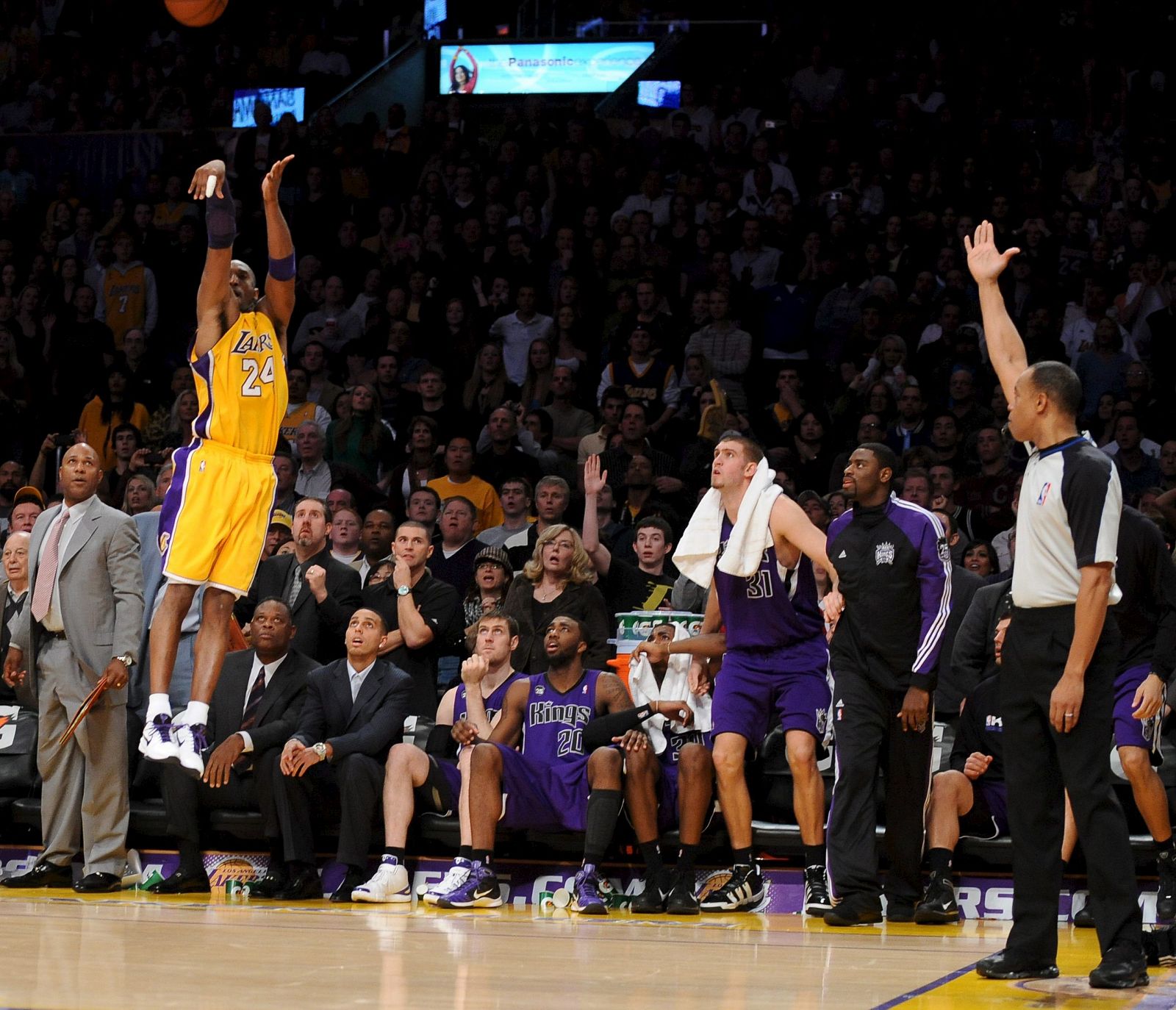 Bryant realiza el lanzamiento de tres que dio la victoria a los Lakers.