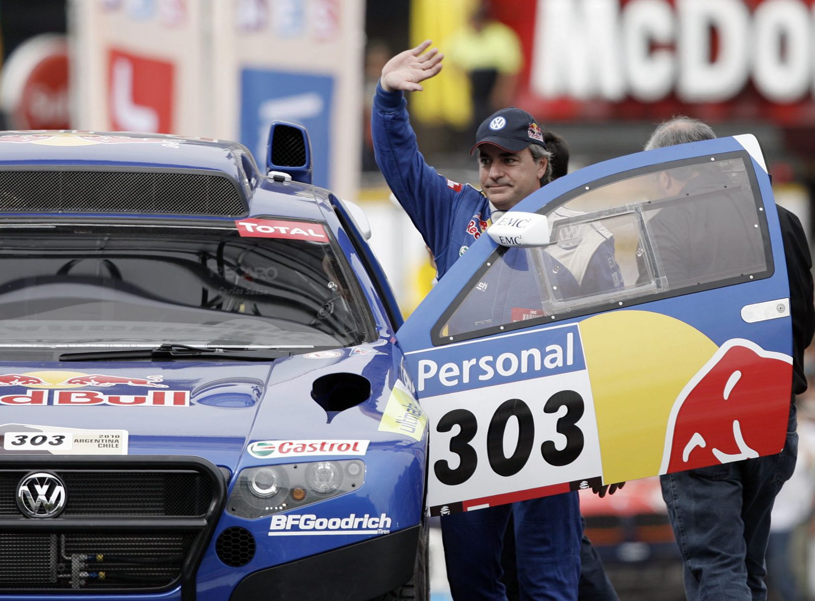 Carlos Sainz saluda desde su Volkswagen. El madrileño parte de nuevo como favorito para ganar el Dakar latinoamericano.