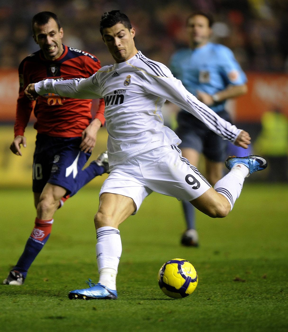 Ronaldo dispara ante la presión de Patxi Puñal.