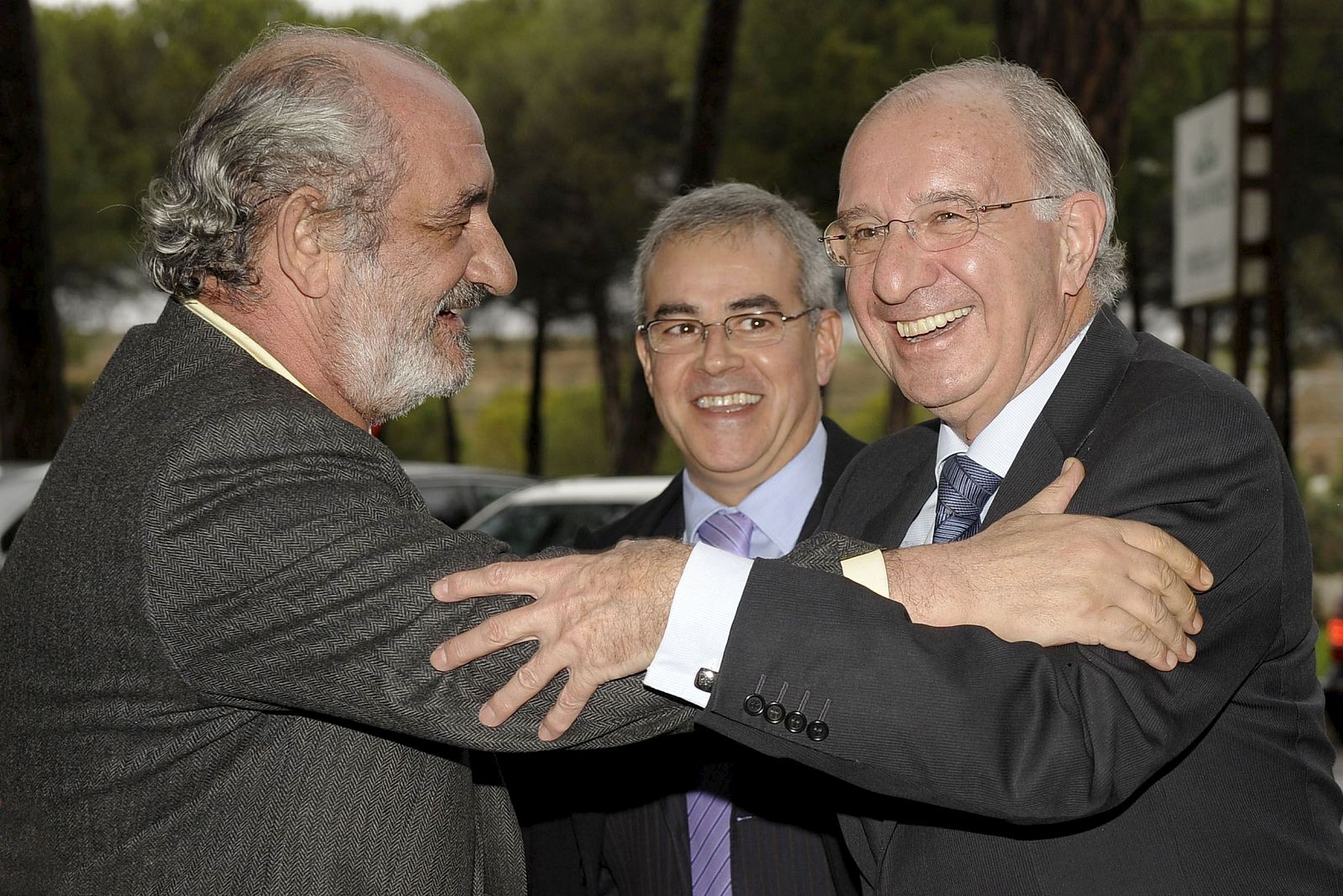 Los presidente de Caja Duero y Caja España, Julio Fermoso (d) y Santos Llamas (i), respectivamente