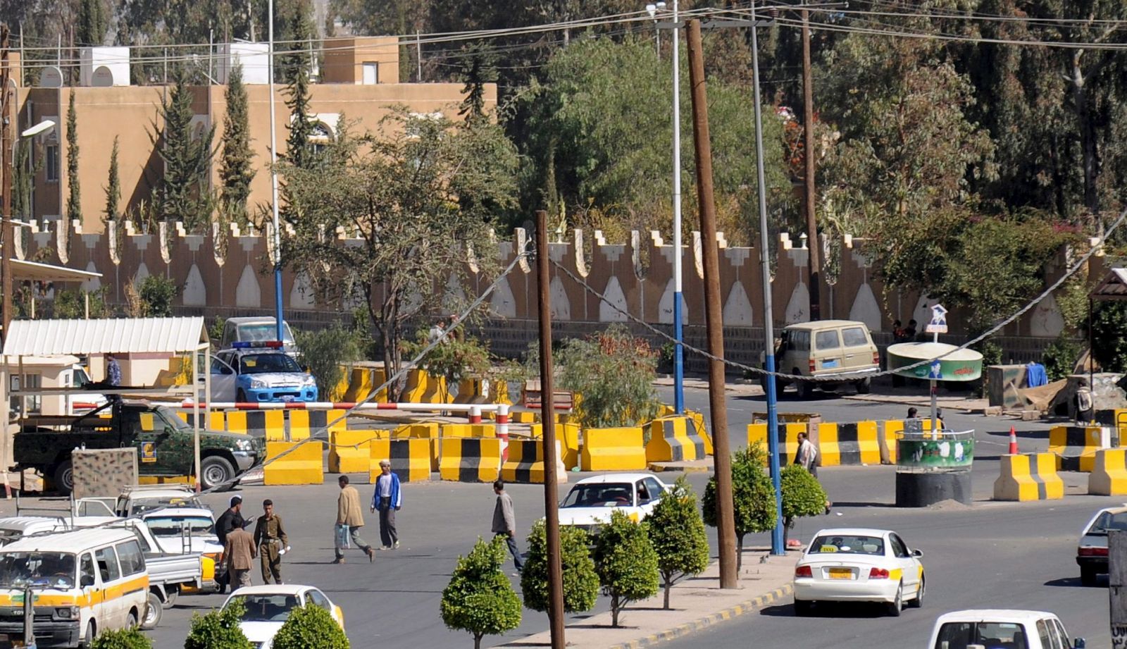 Vista del bloqueo montado en la calle que conduce a la embajada estadounidense en Saná