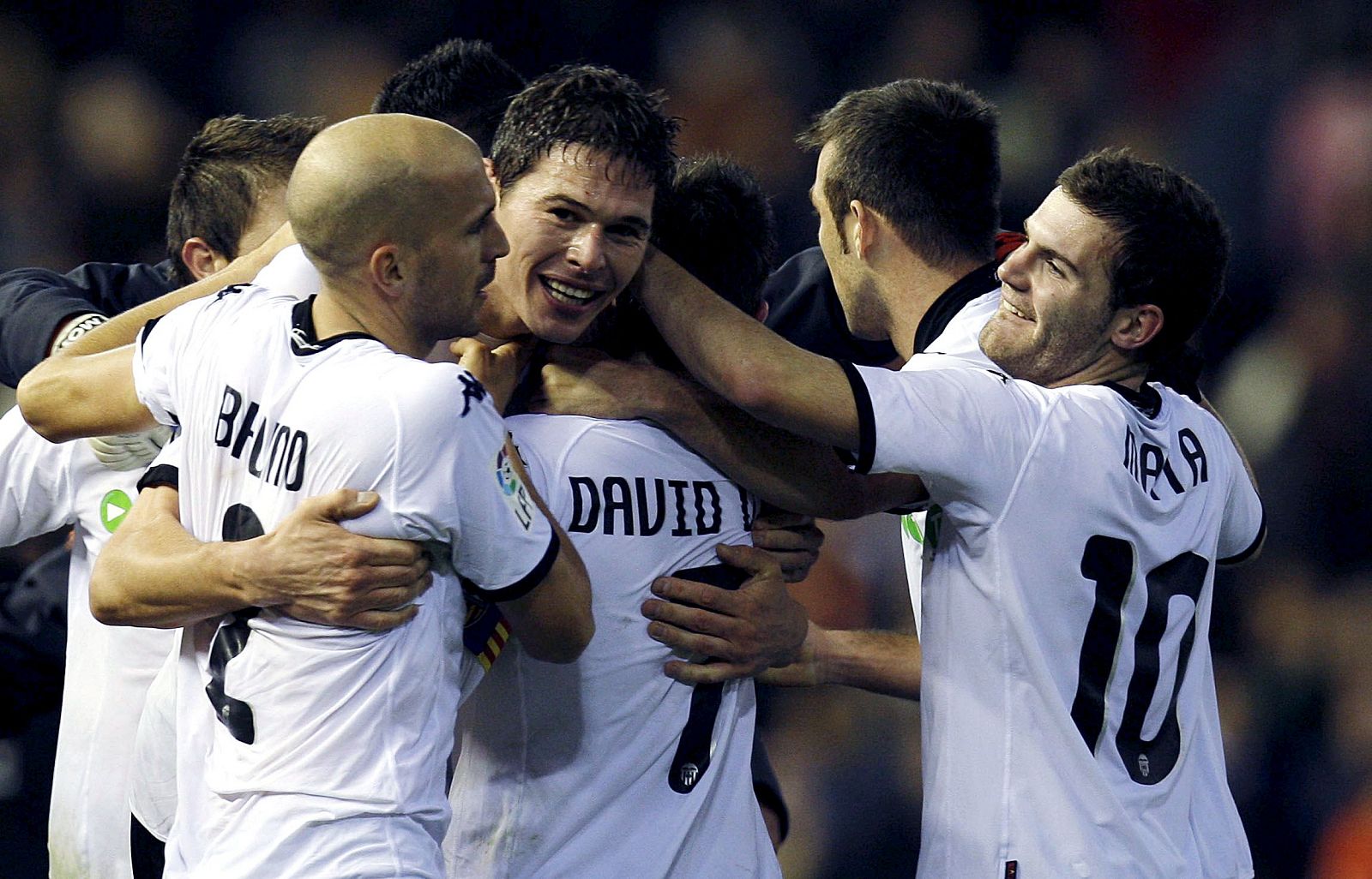 Los jugadores del Valencia CF felicitan al final del partido al delantero serbio Nicola Zigic