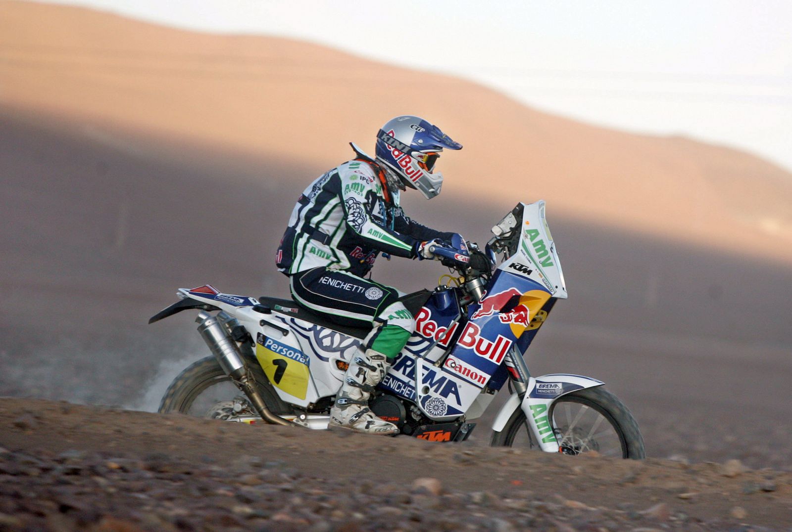 El piloto español Marc Coma conduce su motocicleta durante la quinta etapa del Rally Dakar Argentina-Chile 2010.