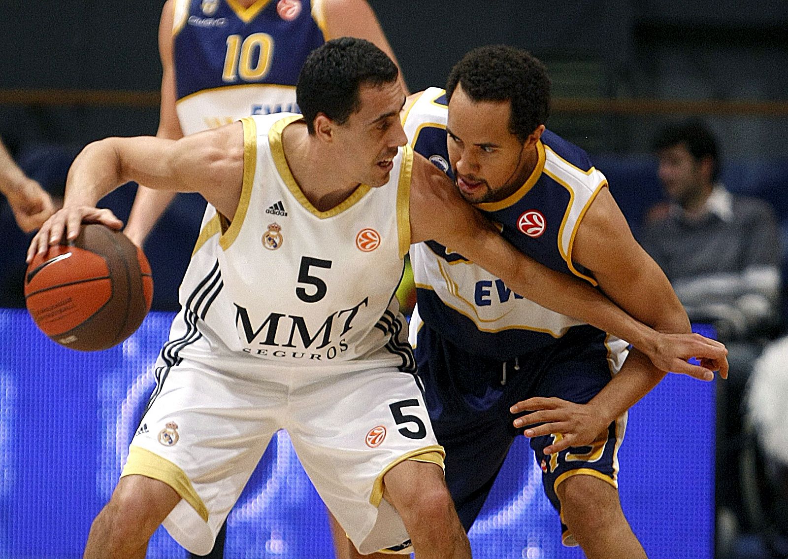 El base argentino del Real Madrid Pablo Prigioni intenta superar la defensa del base del Ewe Baskets Oldenburgo Daniel Hain.