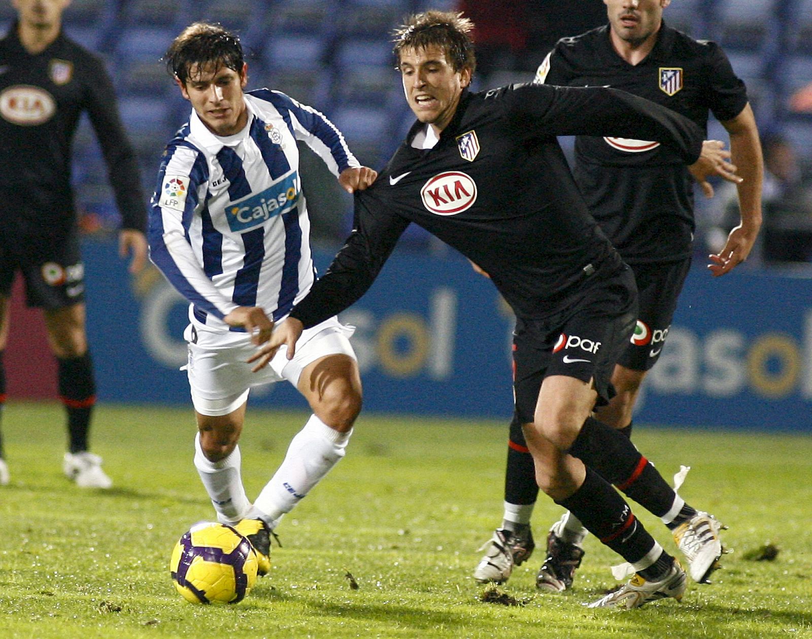 Camacho, del Atlético, pelea por balón con Pablo Sánchez, del Recreativo.