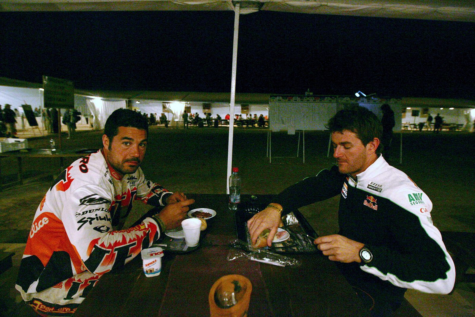 Luca Manca (i), antes del inicio de la sexta etapa, desayunando con Marc Coma (d).