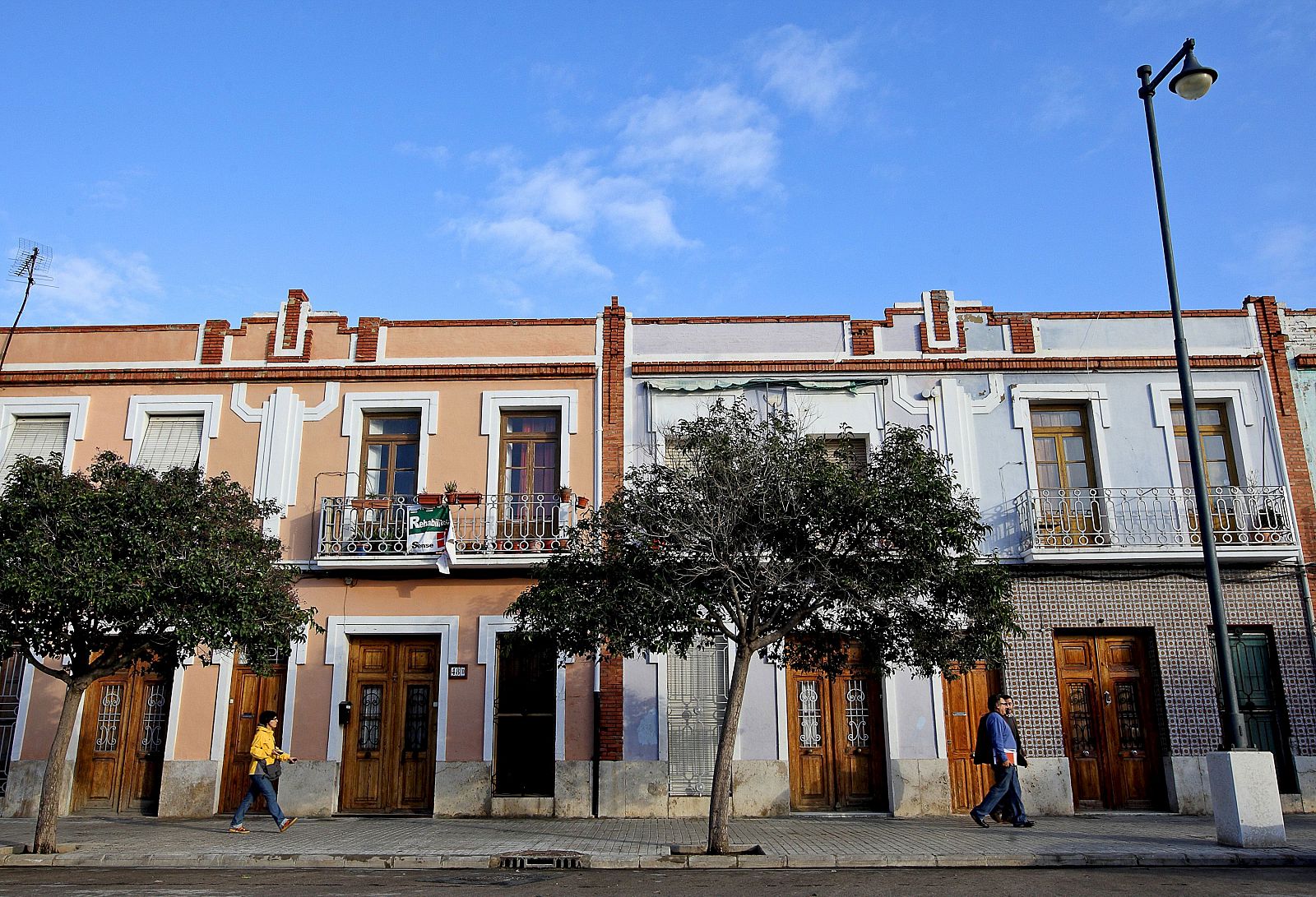 Vista de unas viviendas en la calle Eugenia Viñes del Barrio del Cabanyal de Valencia.