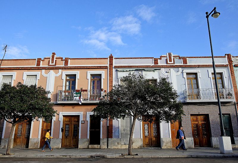 Vista de unas viviendas en la calle Eugenia Viñes del Barrio del Cabanyal de Valencia.