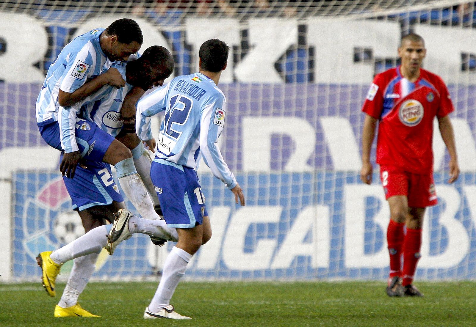 Rosario y Benachour celebran el segundo gol del Málaga.