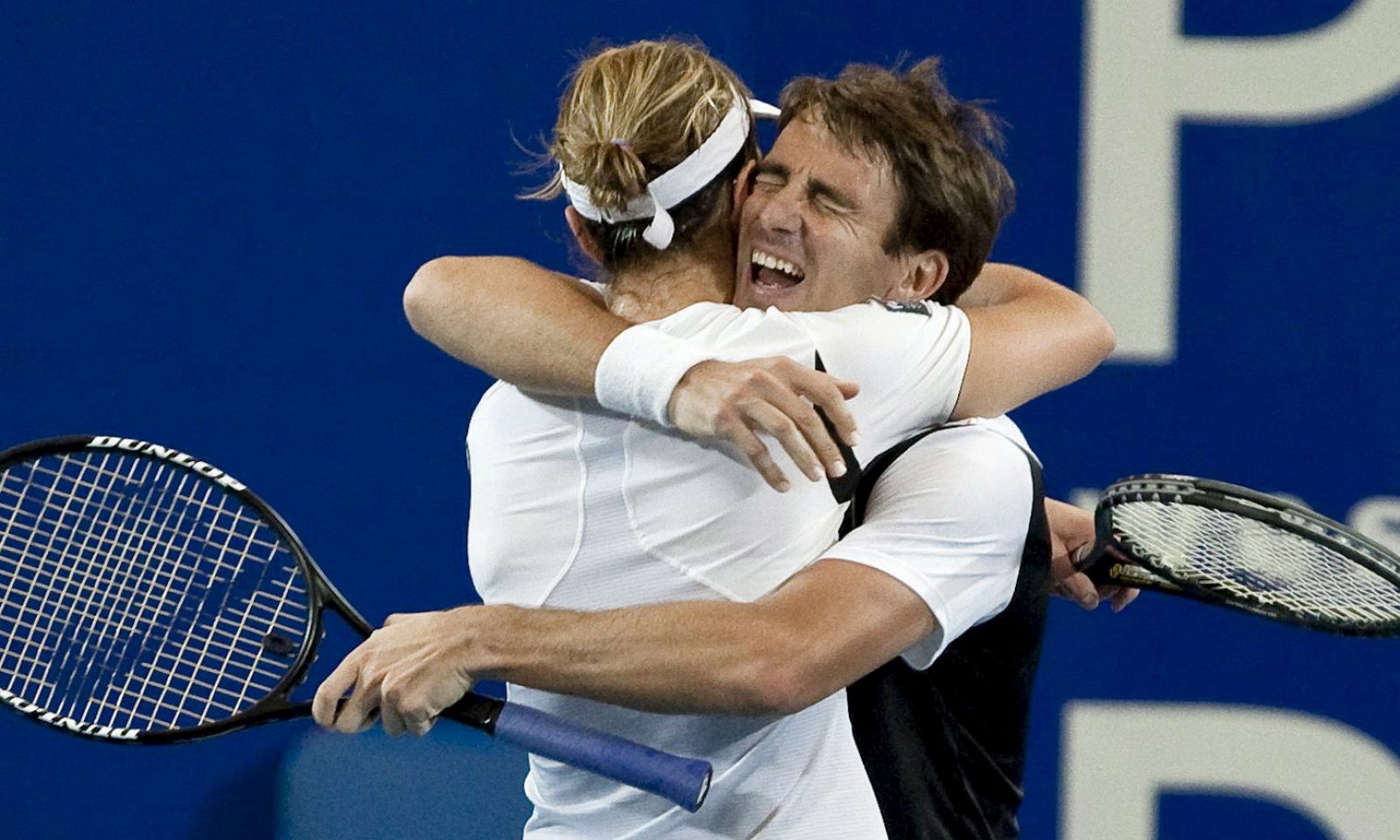 Tommy Robredo y María José Martínez se abrazan tras ganar el punto decisivo.